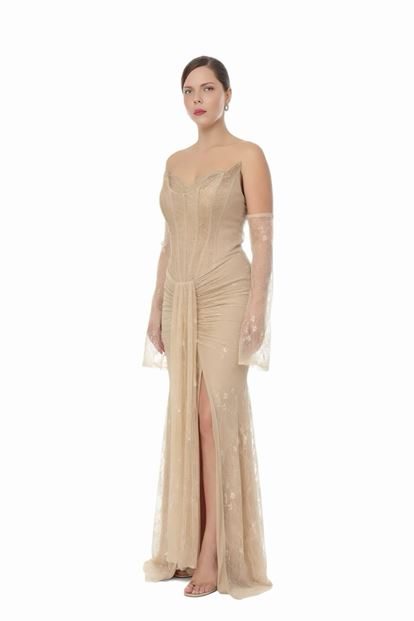 فستان سهرة بمقاسات كبيرة مزين بالدانتيل والخرز المنك